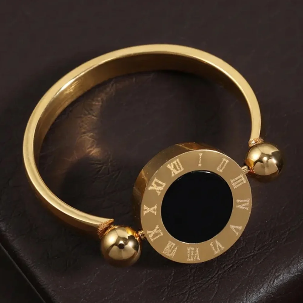 💍Rotated Fashion Titanium Stainless Steel Roman Numeral Ring with Black Shell.